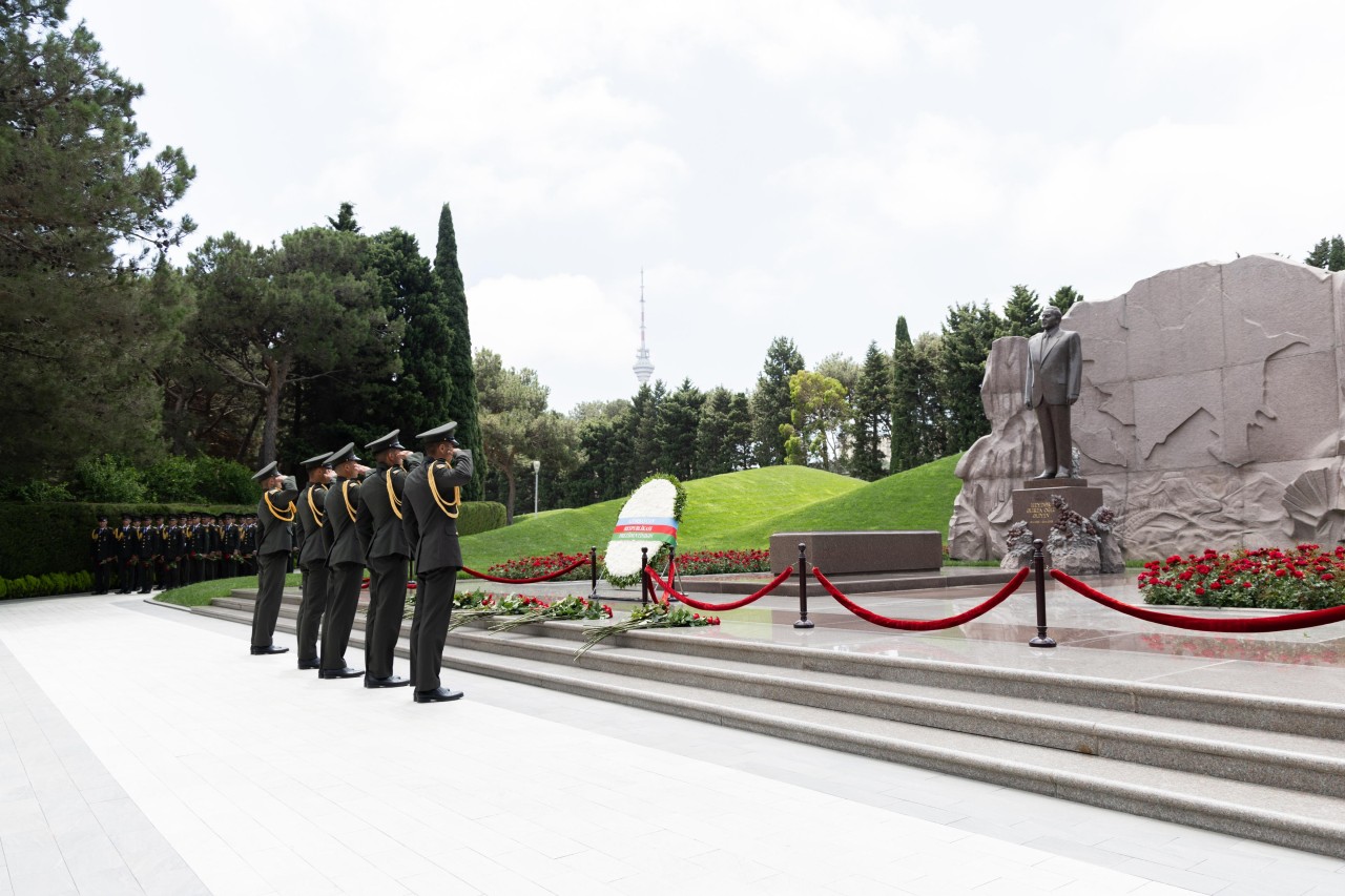 DİN-in kursantları Heydər Əliyevin məzarını ziyarət ediblər - FOTOLAR (VİDEO)